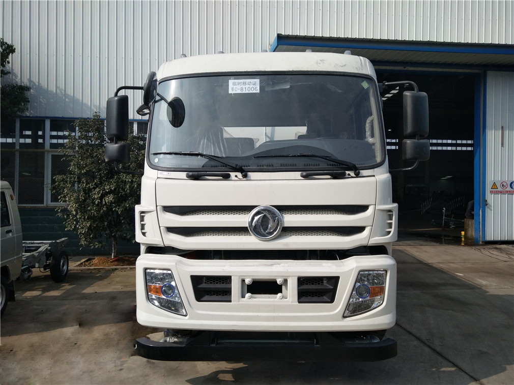 東風專底灑水車(12方)