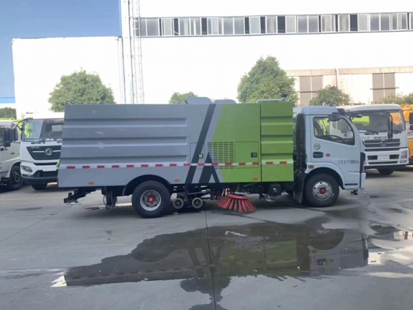 東風大多利卡掃路車（2.5方水罐5方塵罐）