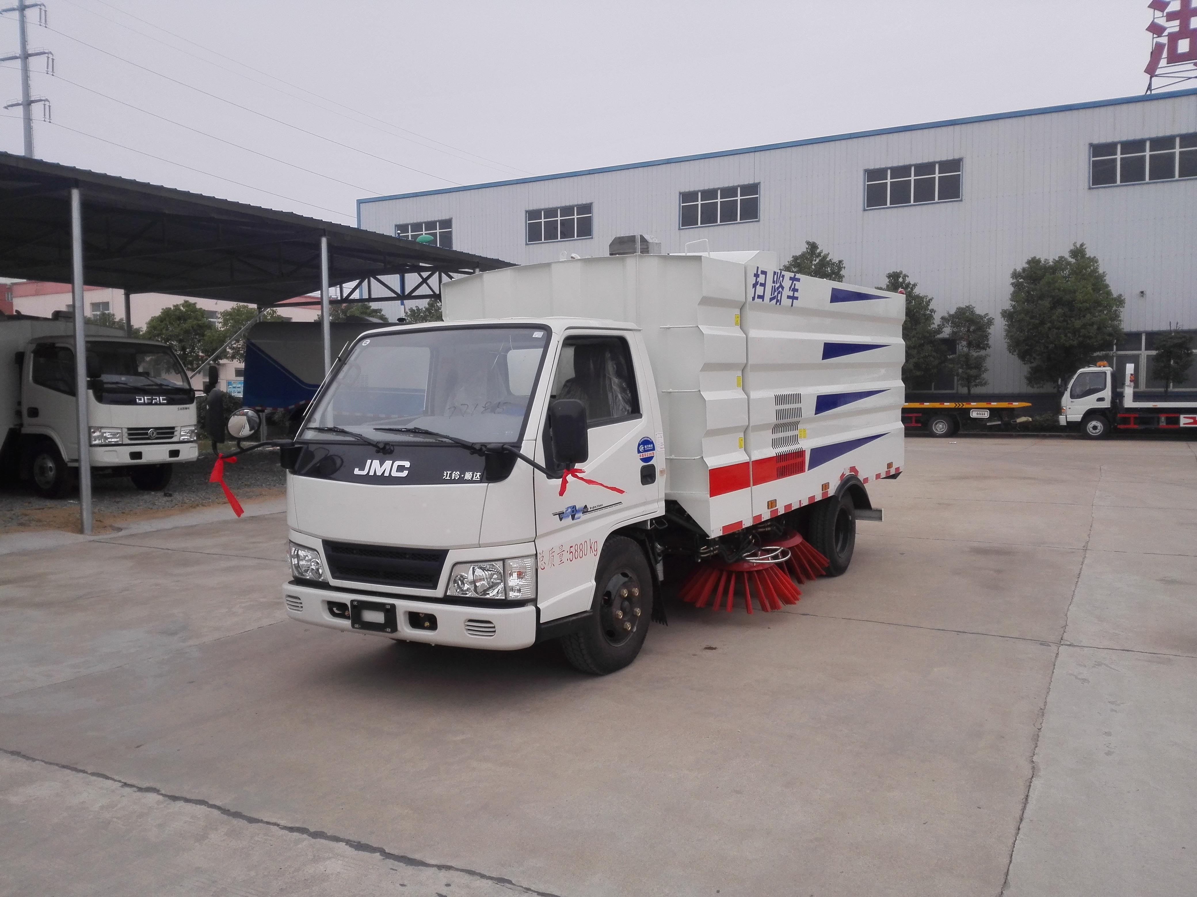 江鈴掃路車（1.5方水罐，4方塵罐）