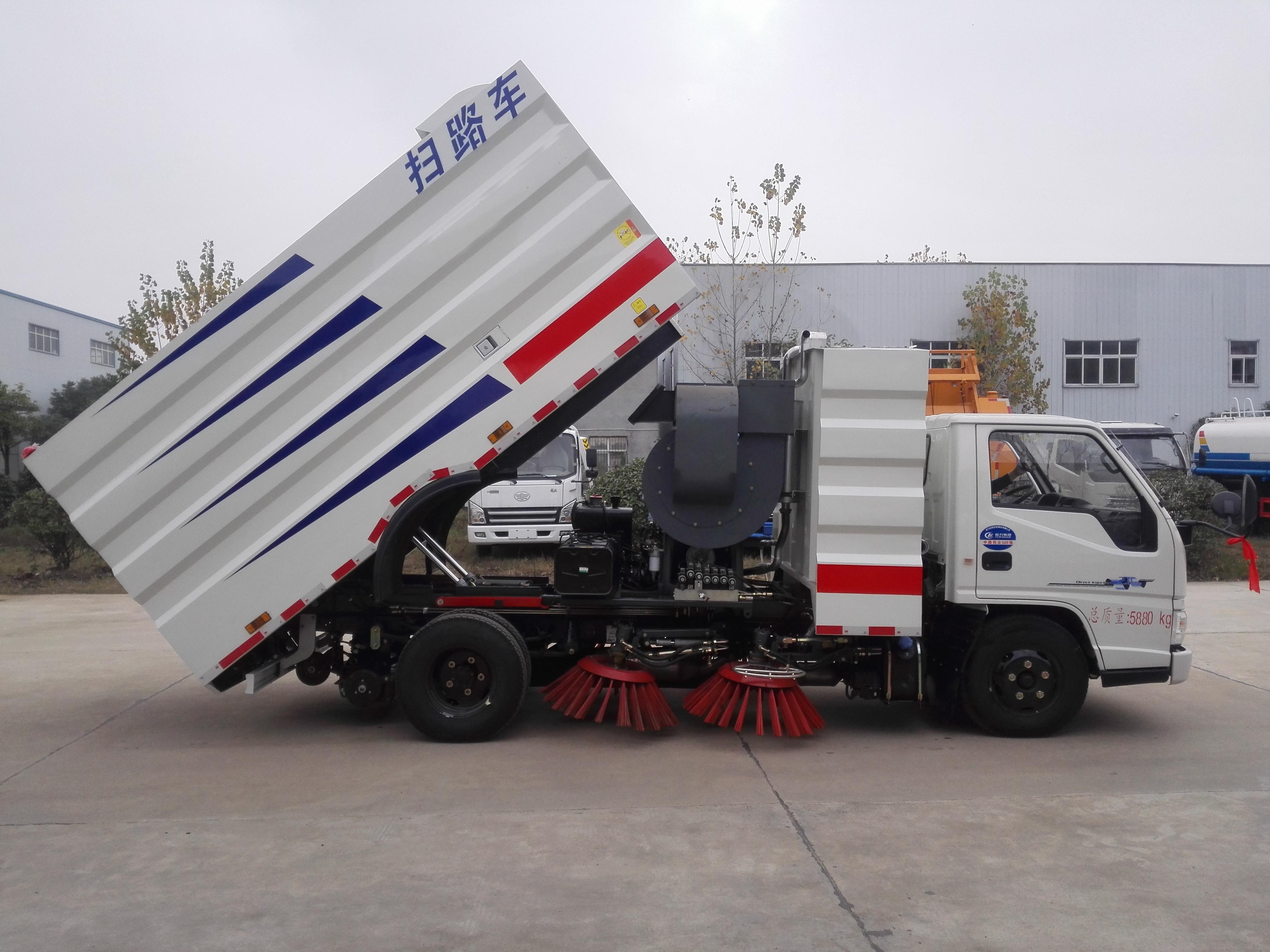 江鈴掃路車（1.5方水罐，4方塵罐）