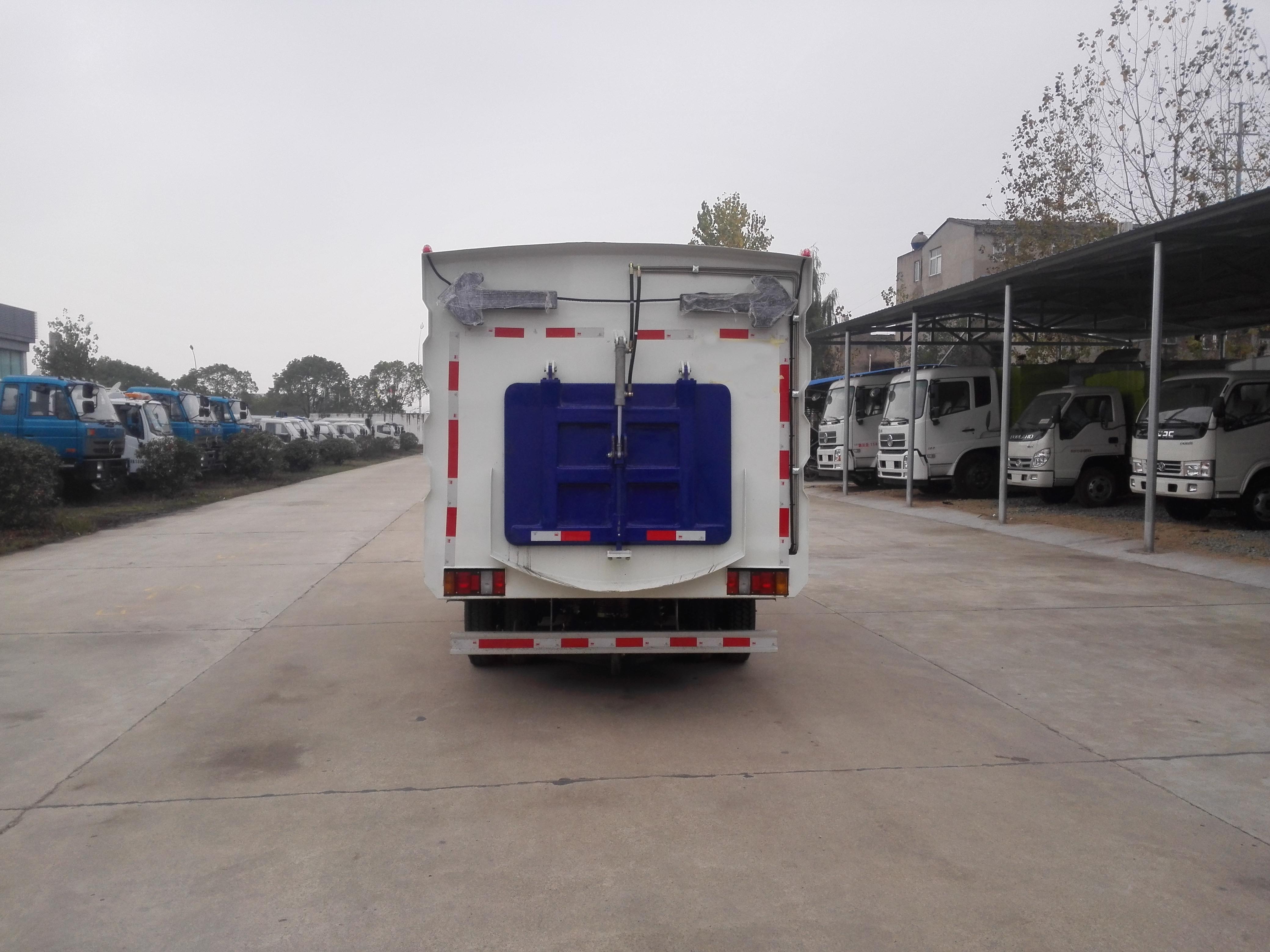 江鈴掃路車（1.5方水罐，4方塵罐）