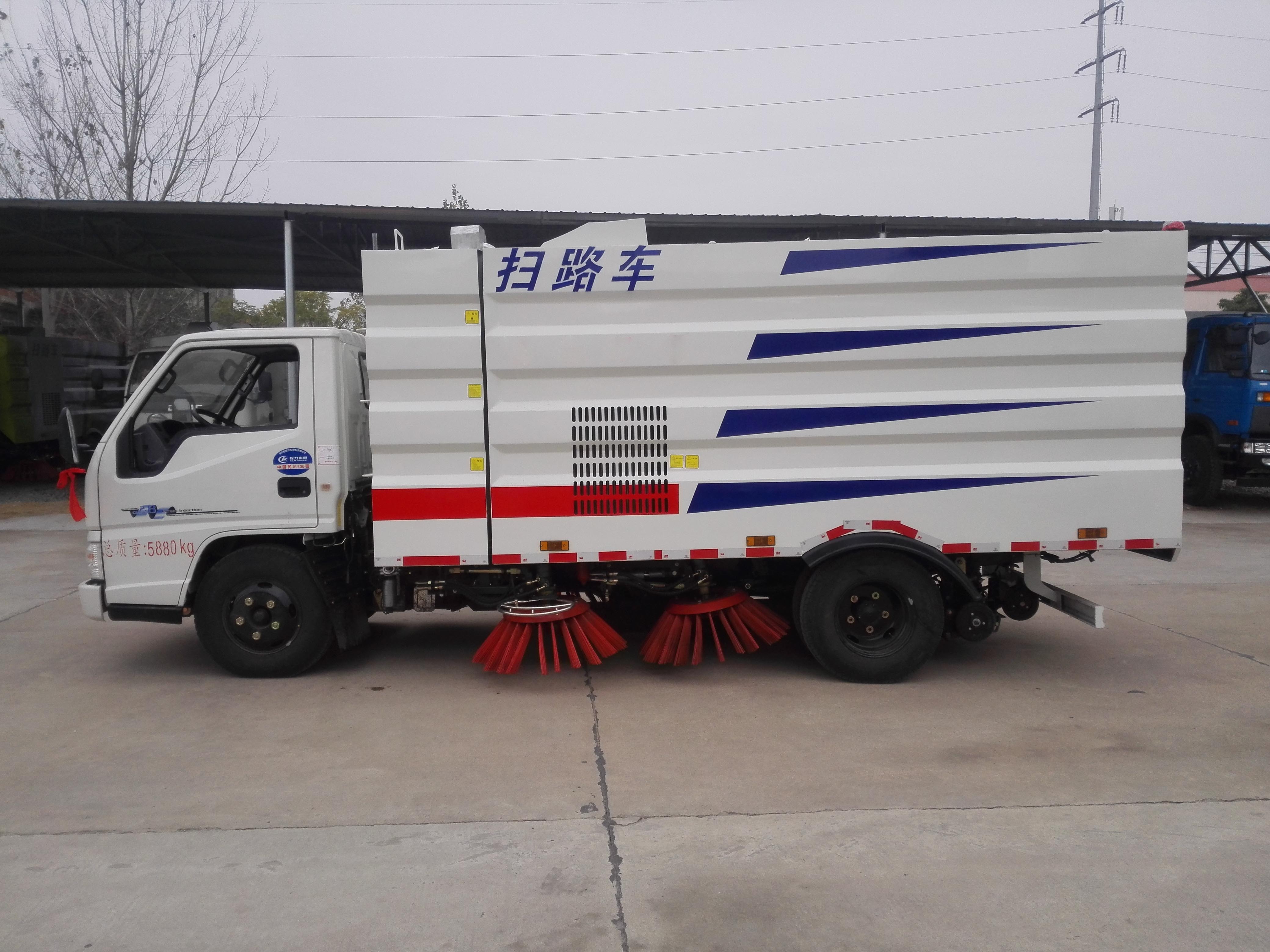 江鈴掃路車（1.5方水罐，4方塵罐）