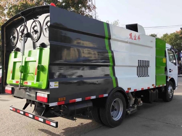 東風(fēng)小多利卡吸塵車(1方水罐4方塵罐)