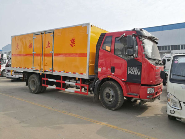 解放6.2米(10.4噸)液體廂式車