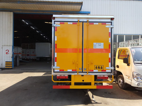 多利卡4.1米(3.4噸)雜項危險品廂式車