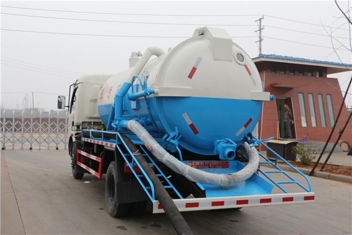 東風多利卡8方吸污車