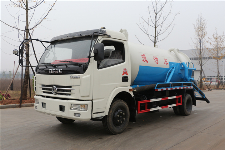 東風多利卡8方吸污車