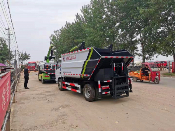 東風小多利卡國六藍牌無泄漏后裝壓縮垃圾車