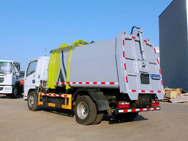 東風(fēng)小多利卡國(guó)六6方側(cè)裝壓縮垃圾車