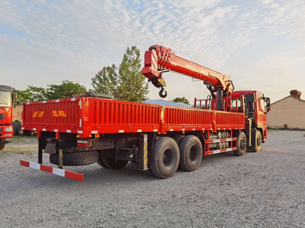 東風(fēng)D7前四后八12-16噸隨車吊