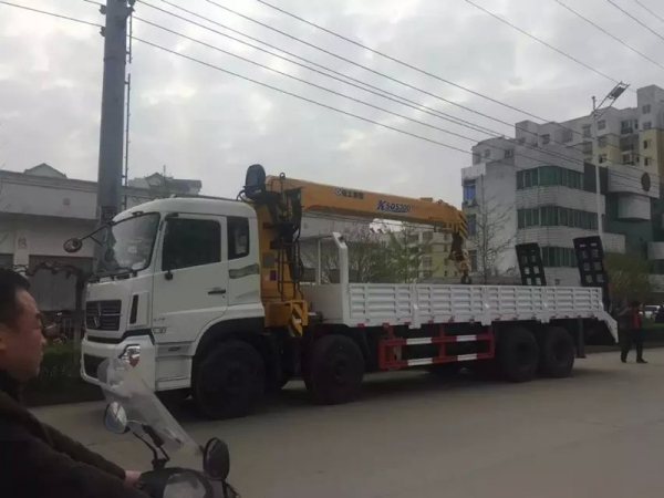 東風天龍前四后八16噸隨車吊