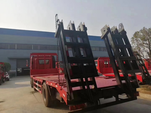 解放J6前四后四挖機(jī)平板拖車