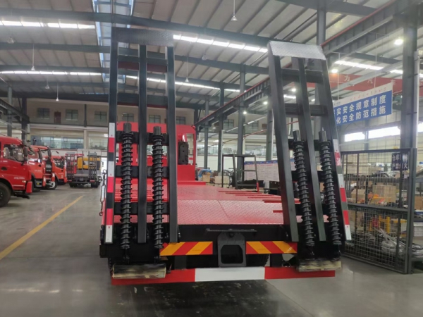 東風(fēng)齊星前四后八挖機(jī)平板拖車