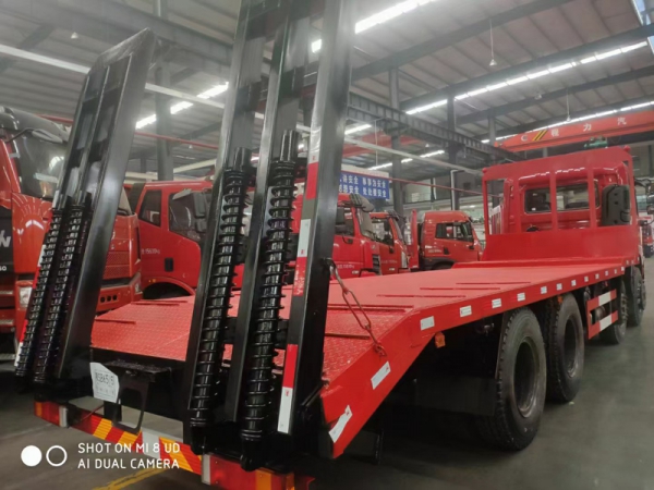 東風(fēng)齊星前四后八挖機(jī)平板拖車