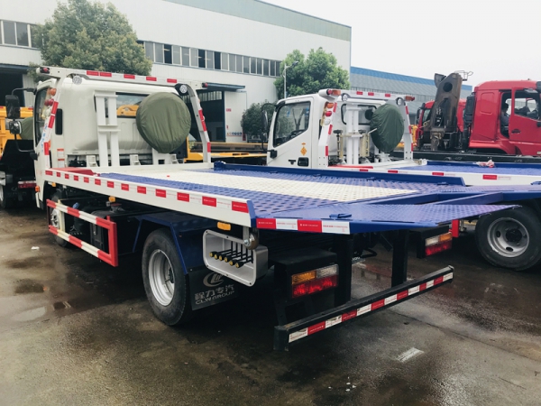 大運(yùn)藍(lán)牌清障車一拖二