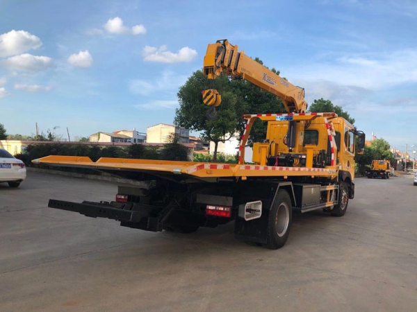 東風(fēng)D9帶吊平板清障車(chē)