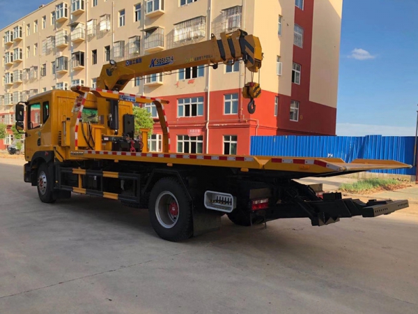 東風(fēng)D9帶吊平板清障車(chē)