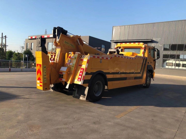 國(guó)六重汽豪瀚13噸拖吊聯(lián)體清障車