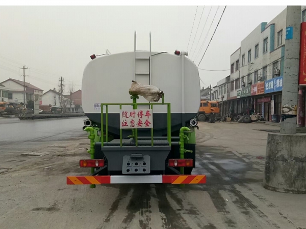 東風(fēng)前四后八25噸灑水車(chē)