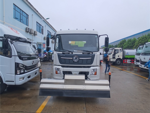 東風天錦路面清洗車 養(yǎng)護車