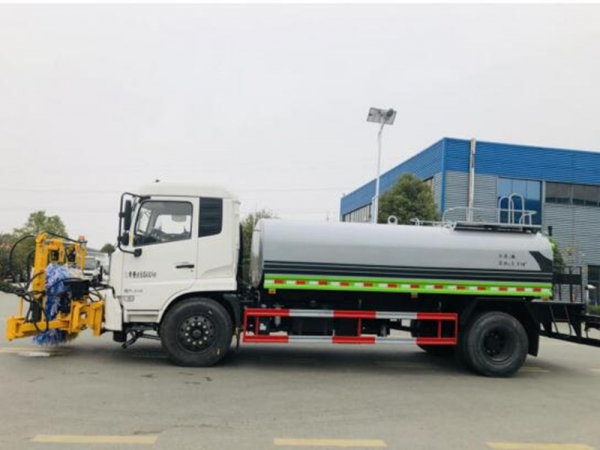 東風(fēng)天錦護(hù)欄清洗車