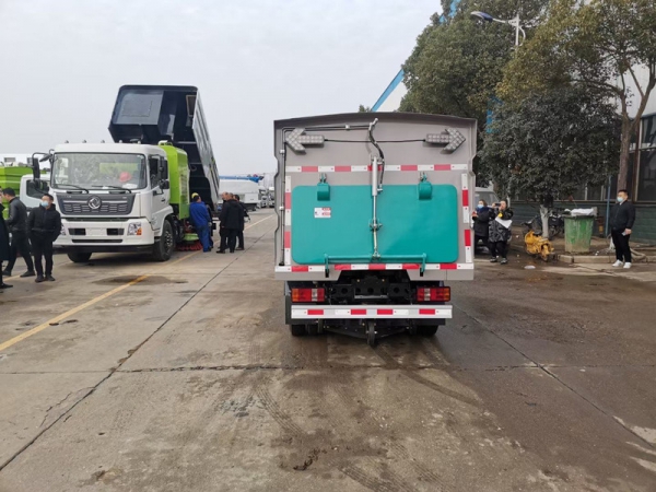 福田微型掃路車（0.8方水罐1.7方塵罐）