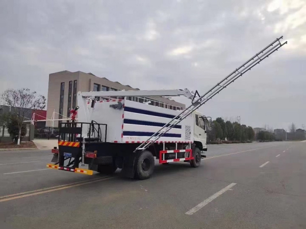 東風(fēng)四驅(qū)光伏板清洗車，8方水罐