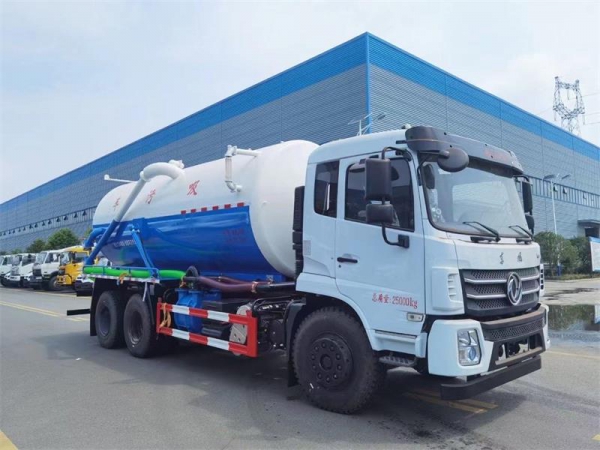 東風D17后雙橋18方吸污車,配水循環泵加10米吸污帶。