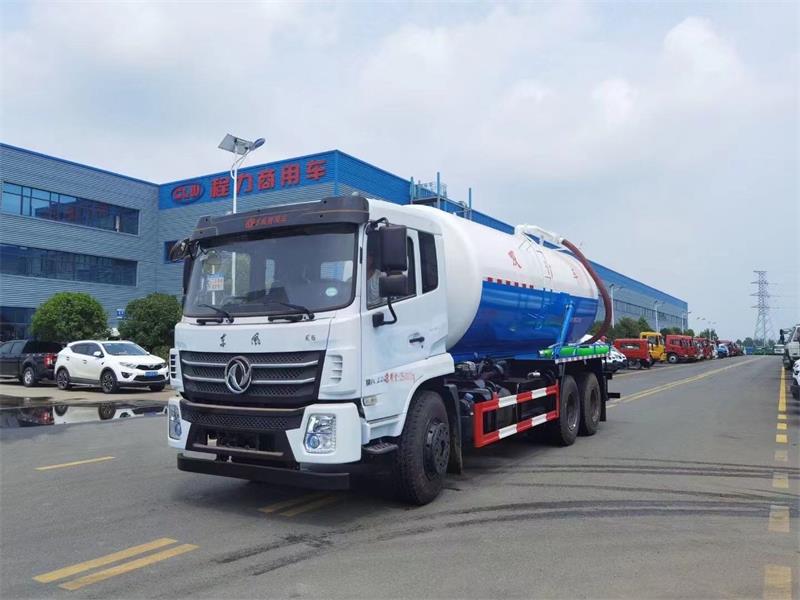 東風D17后雙橋18方吸污車，配水循環泵加10米吸污帶。