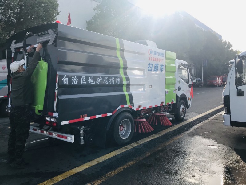 東風(fēng)多利卡5.5方掃路車